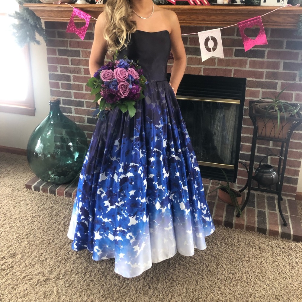WINTER FORMAL DRESS - Picture 4 of 4